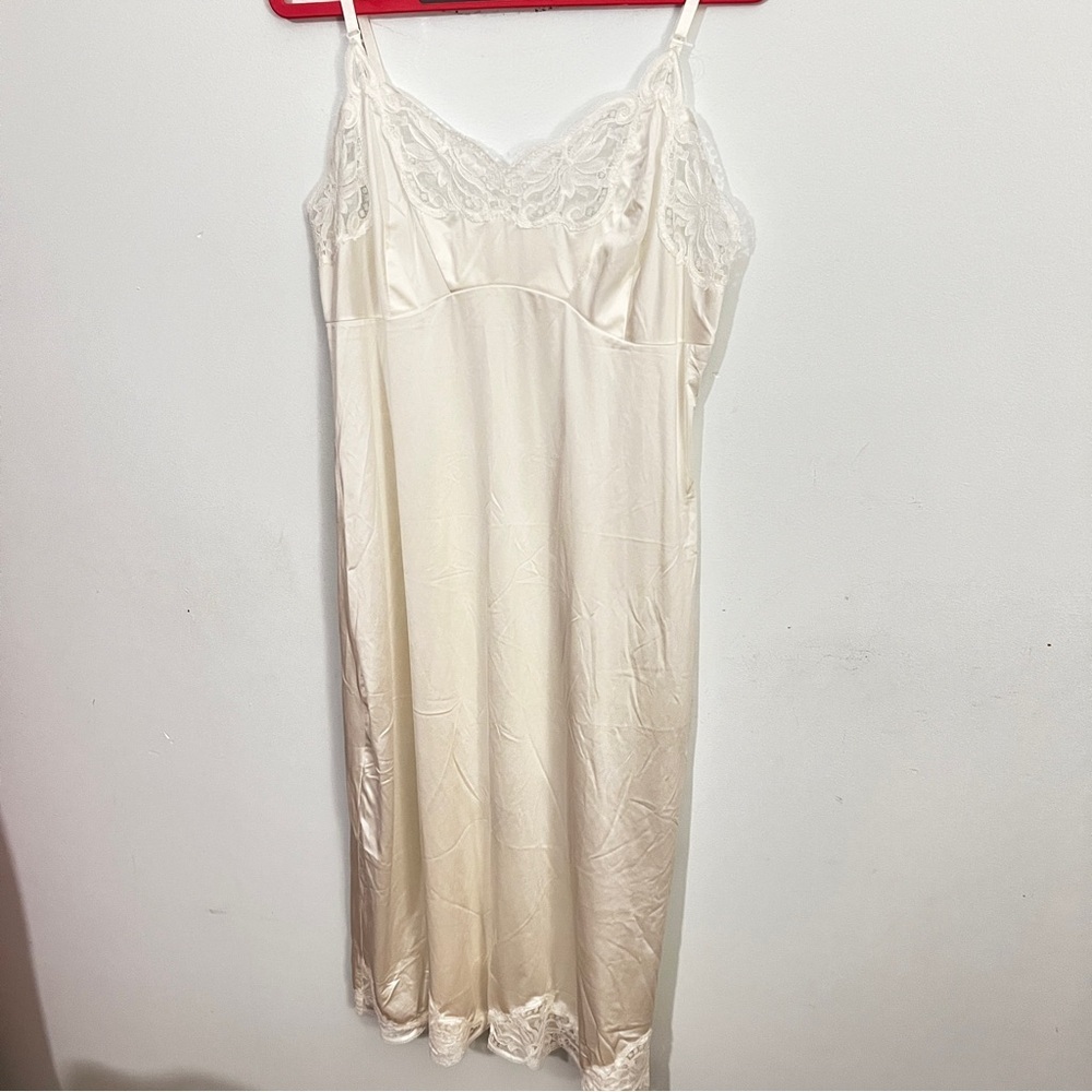 Wonder Made White Satin Feel Chemise VINTAGE with Lace Trim and Empire Waist - Picture 2 of 12
